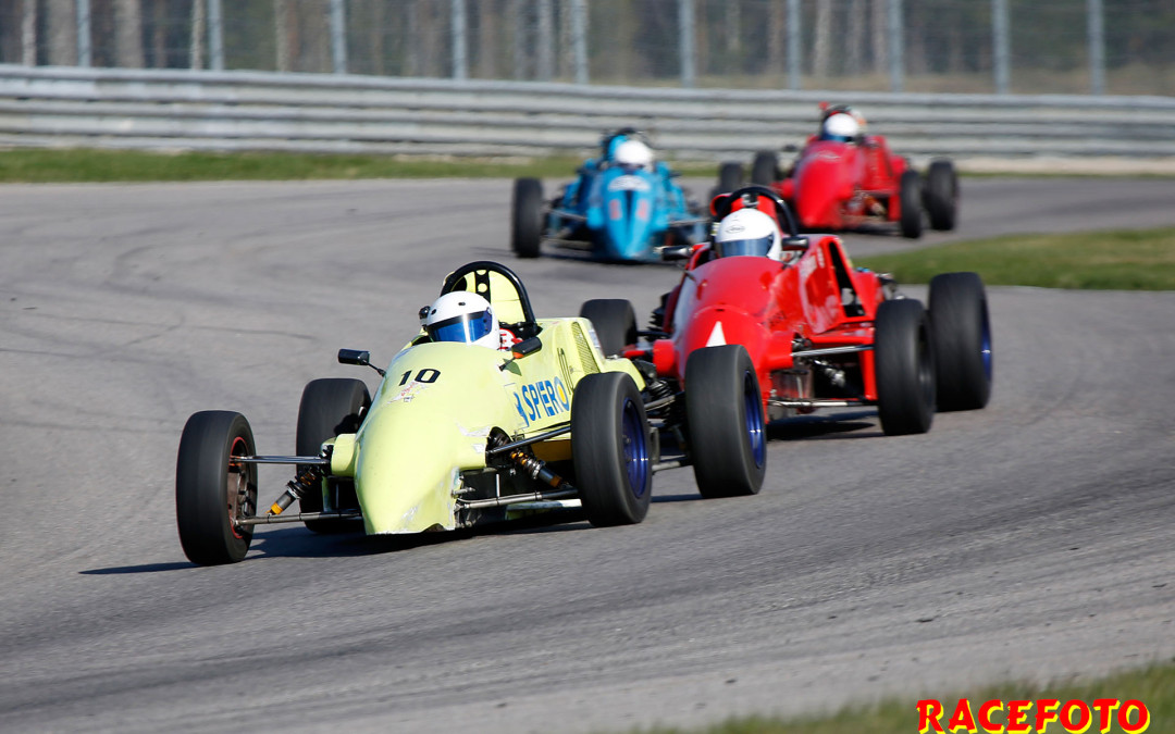 Lyckad racingpremiär på Vålerbanen
