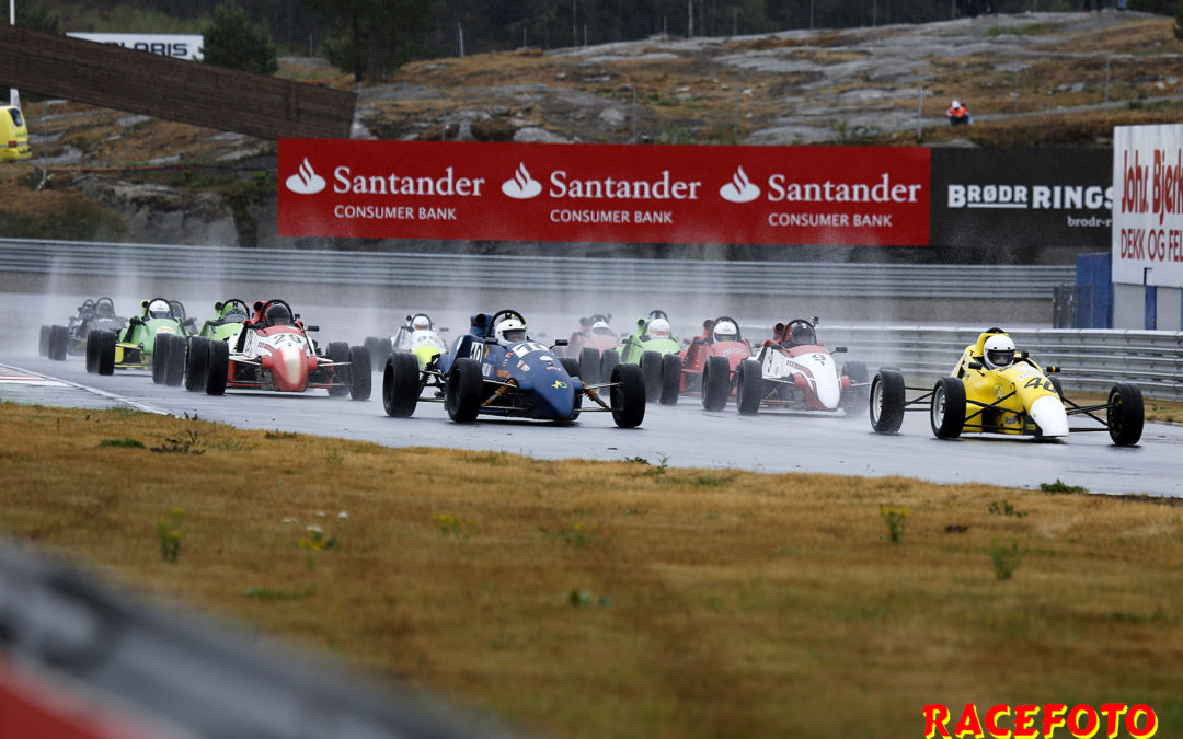Härliga fighter i vått och torrt på Rudskogen i Formula Basic